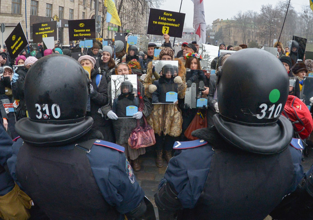 Ukraine-police-protest-crowd